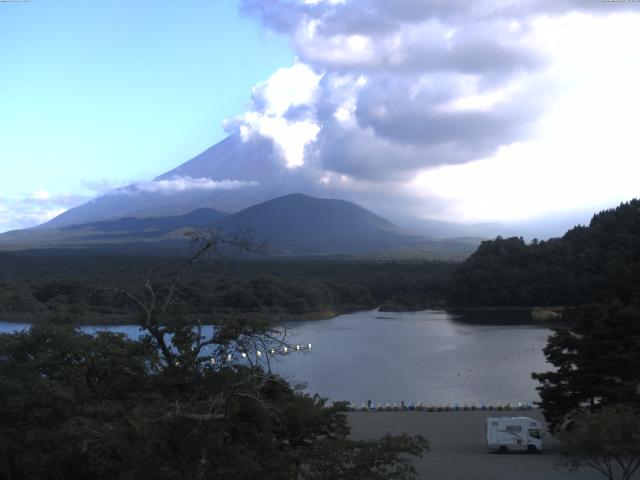 精進湖からの富士山